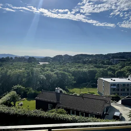 Cozy With Balcony And Amazing View برغن